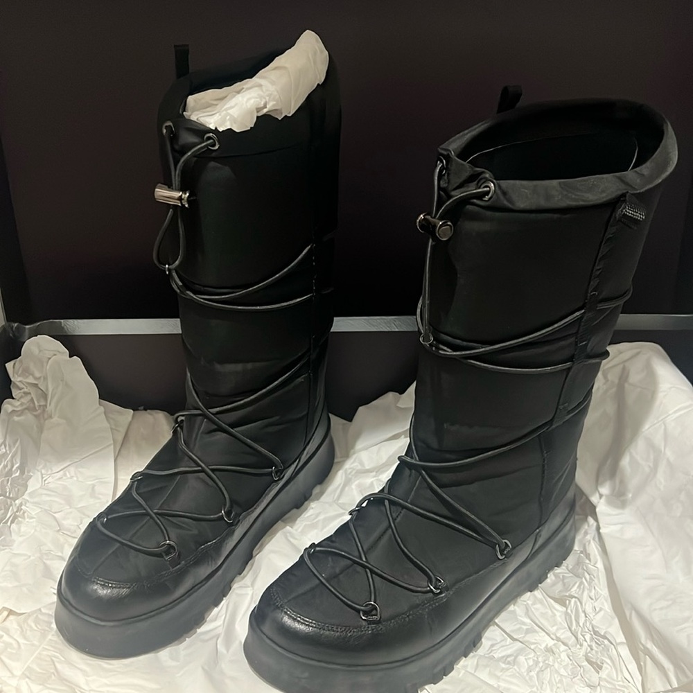 Prada Snow Boots!!!! Perfect Condition!!!! Comes with Box and Dustbag